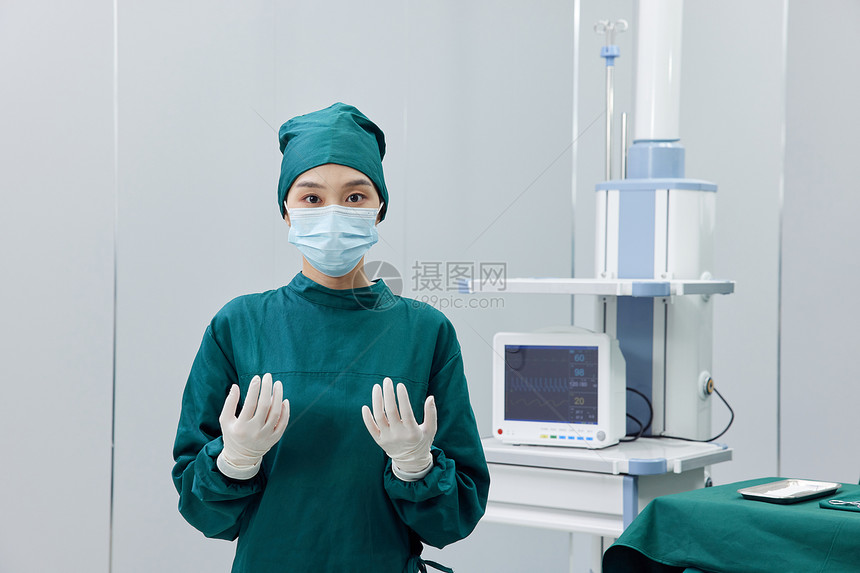 手术室女性外科医生戴手套图片