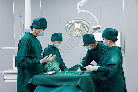 手术室里忙碌的外科医生团队高清图片