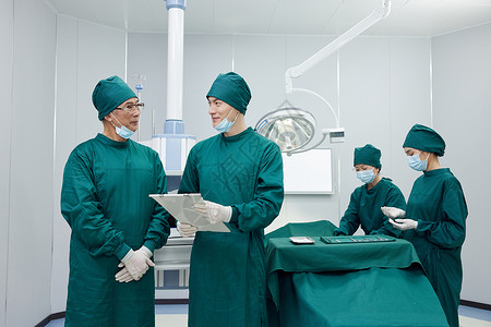 手术室外科医生术后工作交流高清图片
