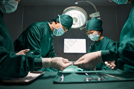 手术室医生做外科手术递手术剪图片