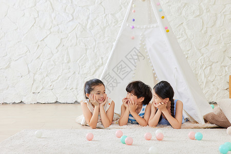 三个小朋友在帐篷里玩耍背景图片