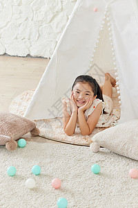 小女孩在儿童帐篷里玩耍图片