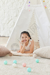 小女孩在儿童帐篷里玩耍背景图片