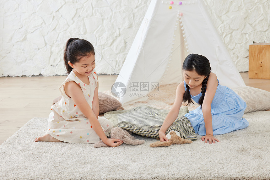 两个小女孩玩过家家图片