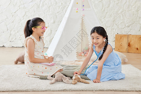 两个小女孩扮医生过家家背景图片