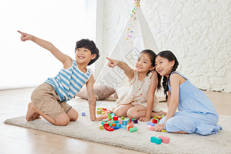 块木游戏三个小朋友在地毯上堆积木背景