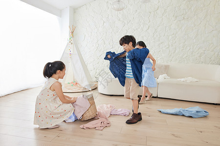 大人小孩玩耍三个小朋友在客厅穿大人衣服背景