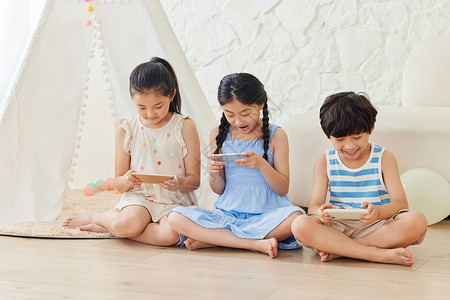 儿童节手机海报三个小朋友居家玩手机游戏背景