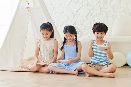 儿童节手机海报三个小朋友坐在地板上玩手机背景