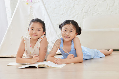 两个小女孩在客厅写作业图片