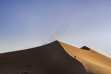 内蒙古腾格里月亮湖沙漠背景
