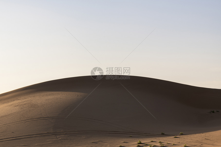 内蒙古腾格里月亮湖沙漠图片