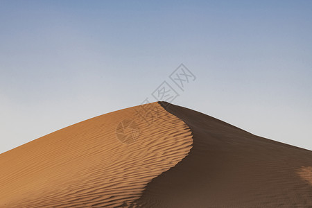 张无水内蒙古腾格里月亮湖沙漠背景