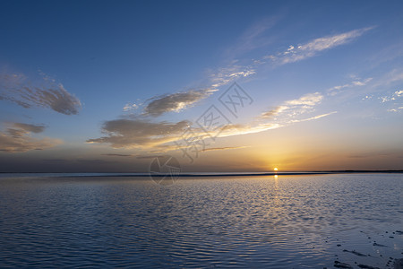 青海海西东台吉乃尔湖背景