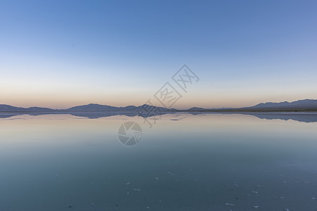 青海海西东台吉乃尔湖背景