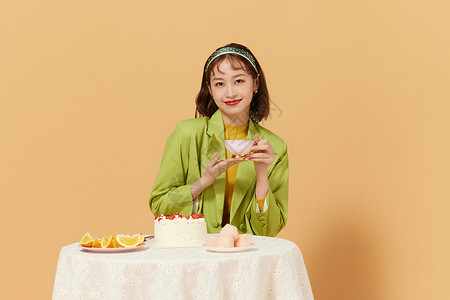 活力时尚色彩美女喝茶吃甜点背景图片