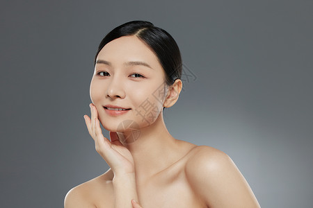 女性脸部补水护肤形象图片
