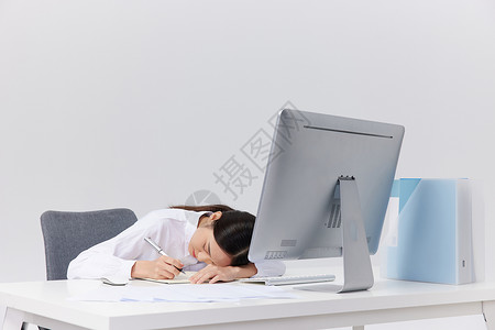 职场女性工作疲惫睡着图片