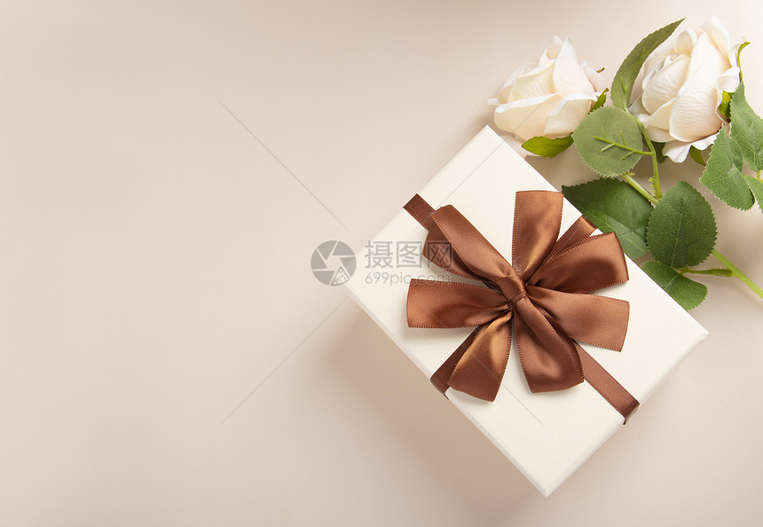 俯拍七夕情人节浪漫鲜花礼物盒图片