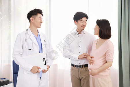 孕期产检丈夫陪同怀孕的妻子到医院做检查背景