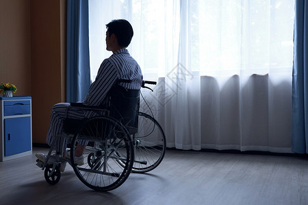 坐在轮椅上孤独的病人背影图片