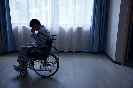 医院里坐在轮椅上孤独的病人图片