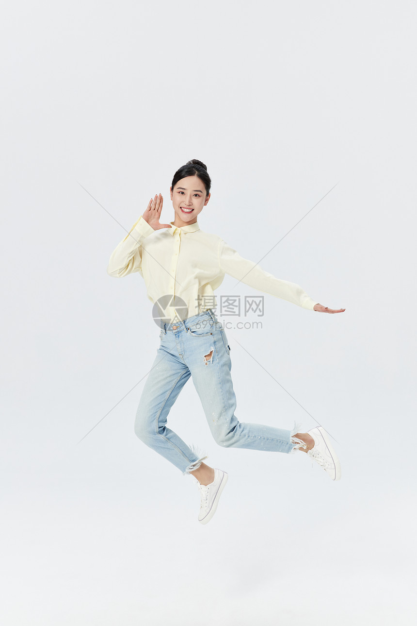女性跳跃呐喊动作图片