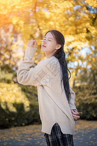 秋天的银杏与少女背景图片