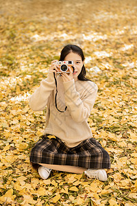 秋天的银杏与少女高清图片