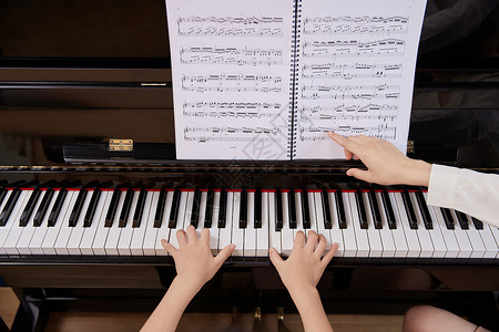 招生音乐培训钢琴教师教儿童学钢琴手部特写背景