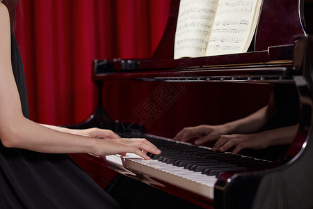 女钢琴家弹奏钢琴手部特写背景