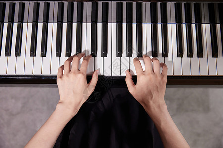 素质培训弹奏钢琴俯视手部特写背景