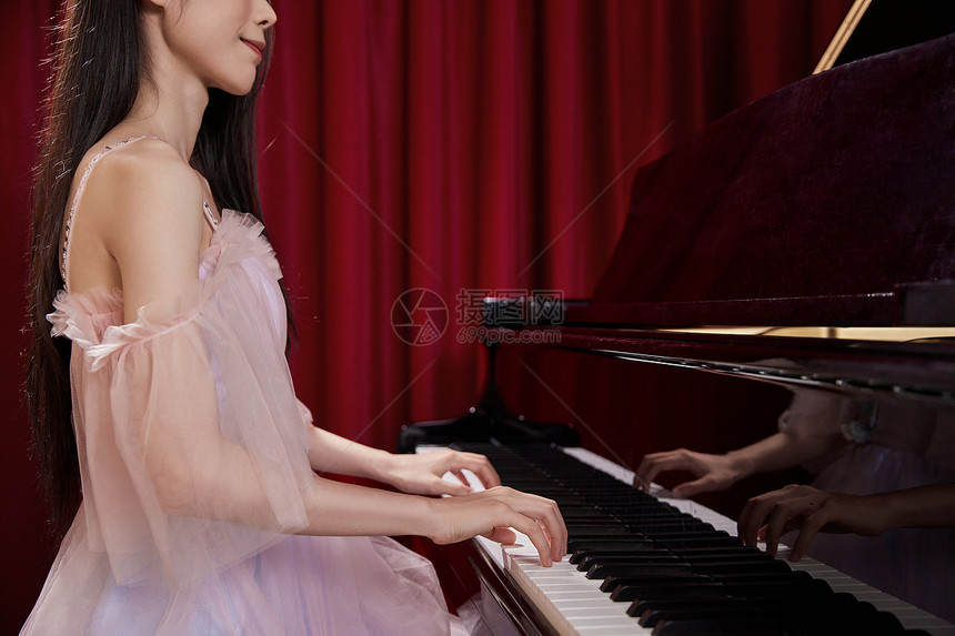 美女音乐教师弹奏钢琴图片