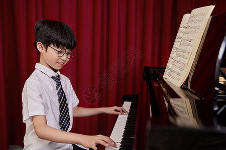 儿童学生学习弹奏钢琴曲背景