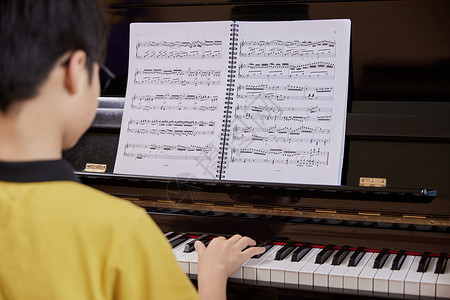儿童学生学习弹奏钢琴曲高清图片