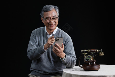 空巢老人拿手机和亲人视频聊天图片