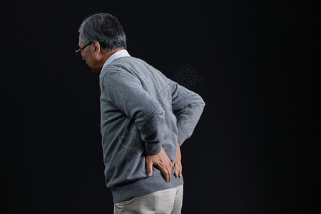 孤独空巢老人患病腰部疼痛图片