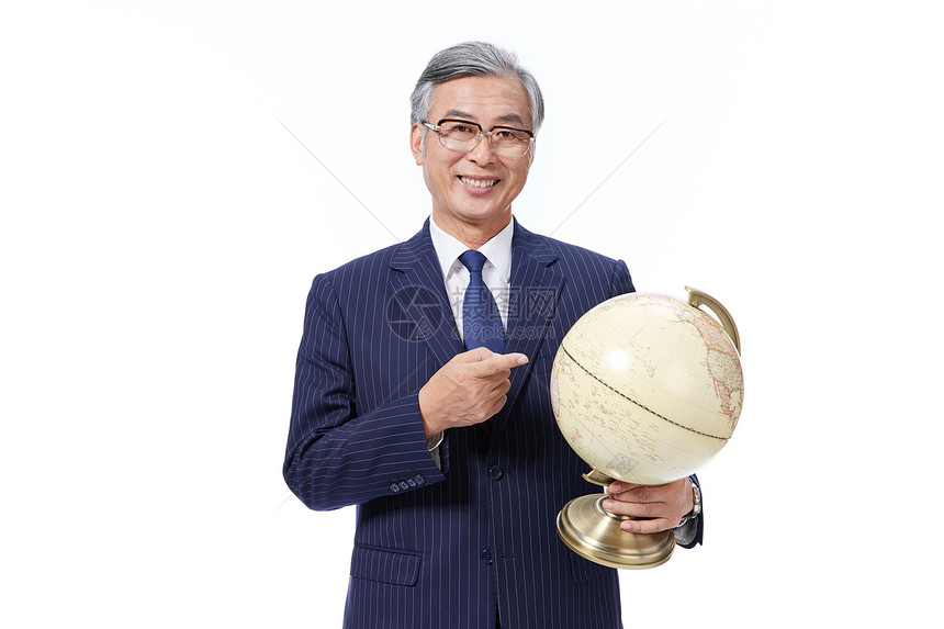 男性企业家老板拿地球仪图片