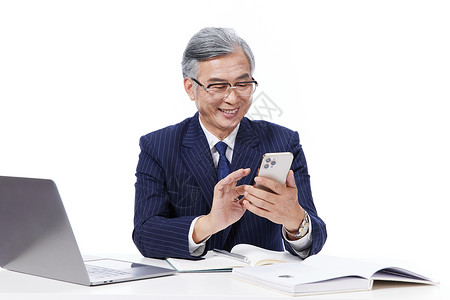 男性企业家老板工作办公拿手机图片
