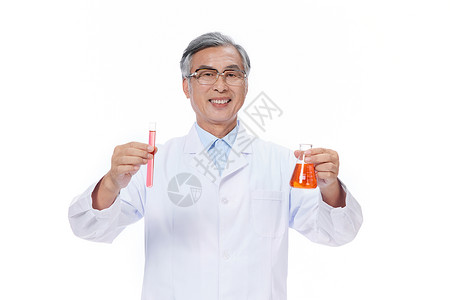 老年男性医师教授研制化学药品图片