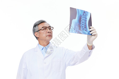老年男性医师教授看X光片图片