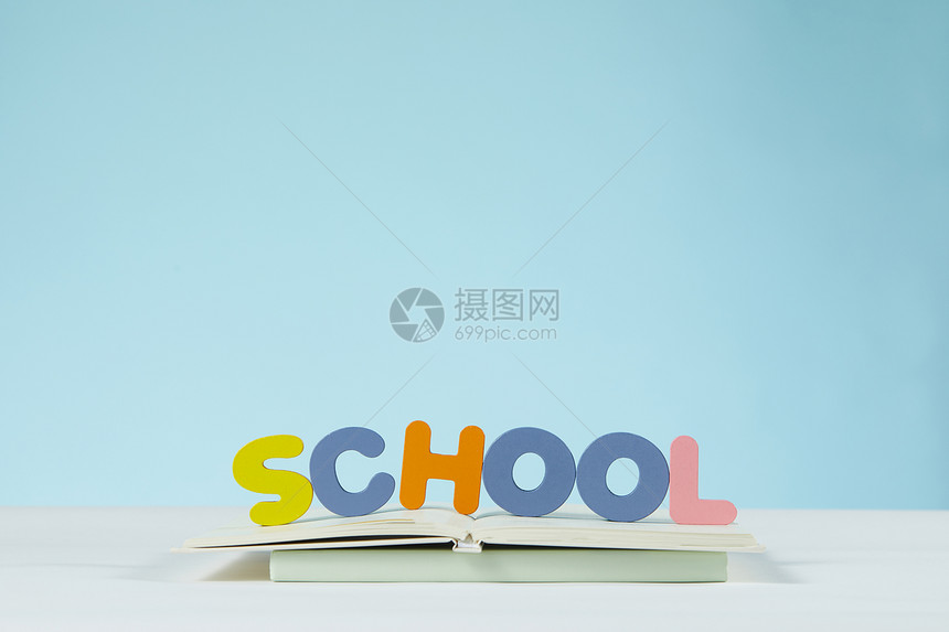 放在书本上的学校的英文图片