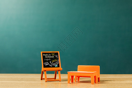 开学季黑板和课桌椅静物图片