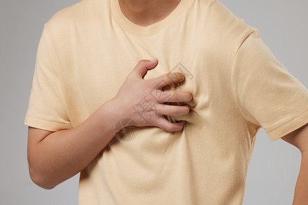 男性胸口疼痛特写图片