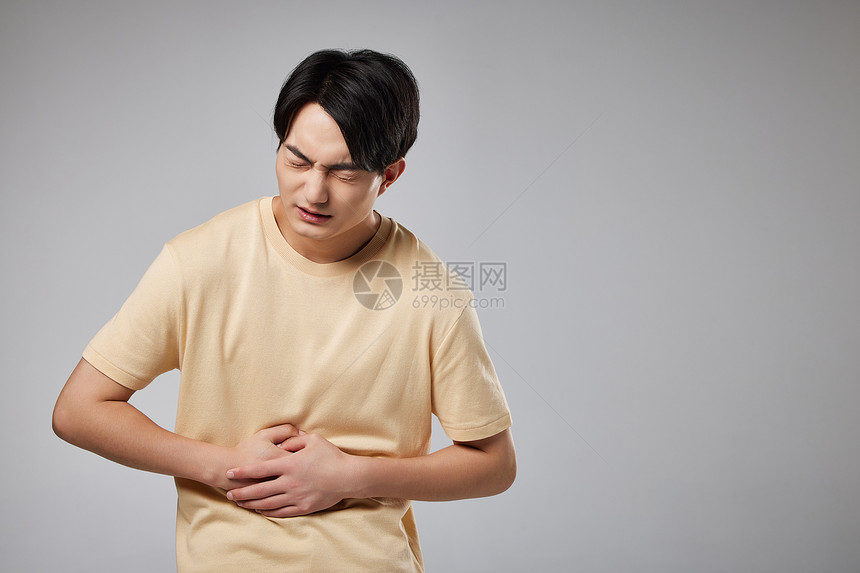 青年男性腹部疼痛图片
