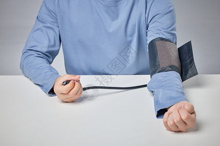 青年男性使用血压仪背景图片
