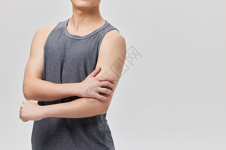 运动青年手臂肌肉酸痛特写图片
