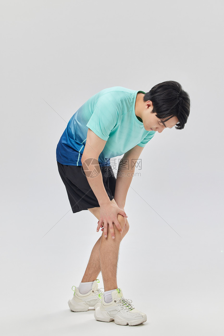 运动健身男性膝盖受伤图片