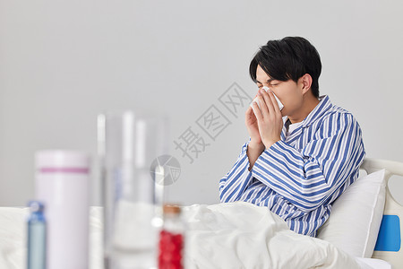 卧床的病患擦鼻涕高清图片