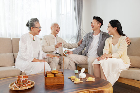 一家人中秋节居家聚会吃月饼高清图片